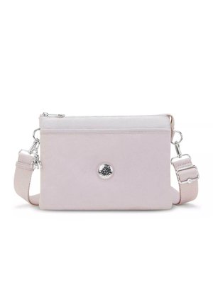 Borsa a tracolla rosa chiaro in materiale liscio, con chiusura a zip, hardware in argento e un logo circolare in rilievo sul fronte.