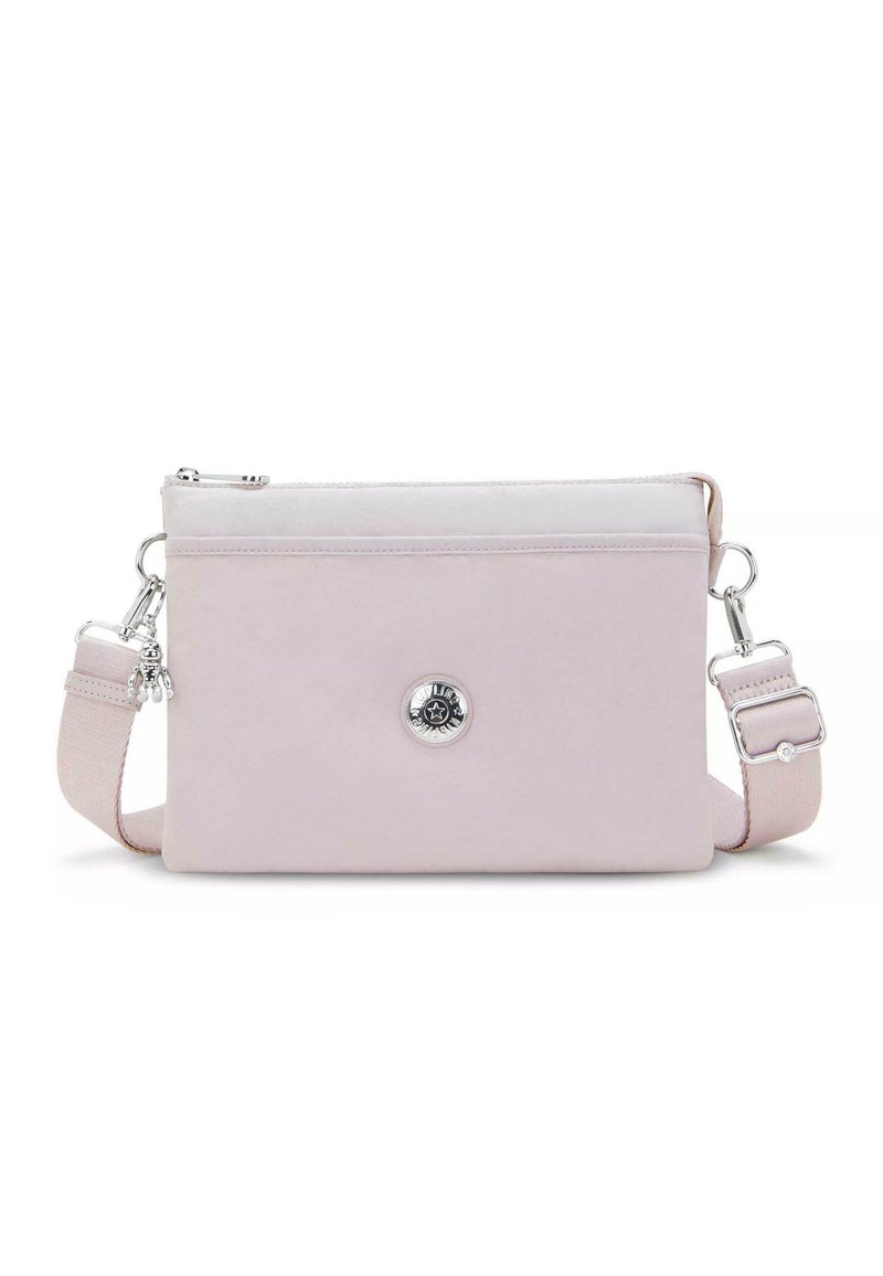 Ljusrosa crossbody-väska i slätt material, med dragkedjestängning, silverfärgad detalj och en cirkulär logotyp på framsidan.