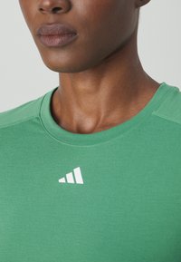 adidas Performance AEROREADY ESSENTIALS MINIMAL BRANDING - T-shirts - preloved green