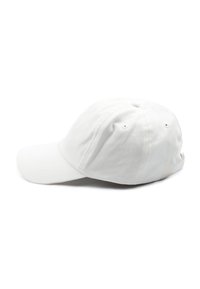 Gorra de béisbol blanca hecha de algodón, con visera curva, diseño de seis paneles y agujeros de ventilación en la parte superior y los lados.