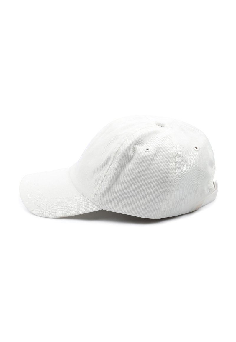 Gorra de béisbol blanca hecha de algodón, con visera curva, diseño de seis paneles y agujeros de ventilación en la parte superior y los lados.
