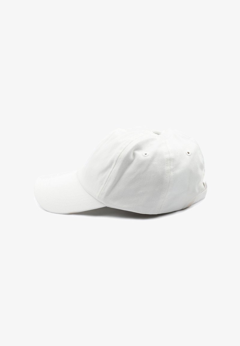 Gorra de béisbol blanca hecha de algodón, con visera curva, diseño de seis paneles y agujeros de ventilación en la parte superior y los lados.