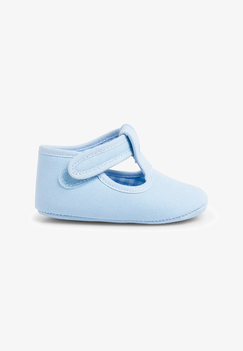 Chaussure Mary Jane en tissu bleu clair avec un bout arrondi, une sangle élastique sur le dessus, et une tige en toile texturée. Semelle douce et flexible.