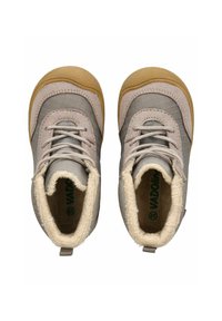 Grå stof ankelstøvler med en beige gummisål, der har snørelukning og en blød, tekstureret foret synlig ved åbningerne.