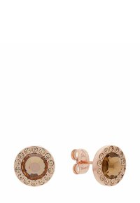 Pendientes de stud en oro rosa con una piedra preciosa marrón facetada en el centro, rodeada por un círculo de cristales claros más pequeños.