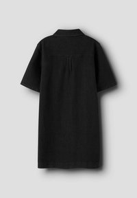 Robe en denim noir à manches courtes avec un col, dotée d'une pliure au dos et d'un ourlet droit, fabriquée dans un tissu robuste et texturé.