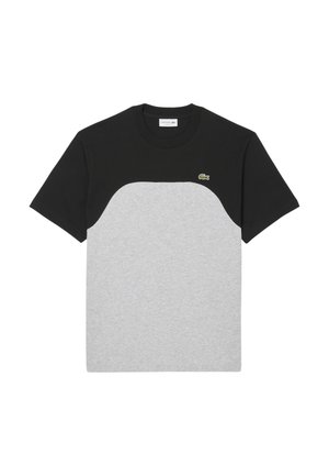 T-shirt in cotone con un pannello superiore nero e un corpo grigio, scollo rotondo, maniche corte e un piccolo logo verde sul petto.