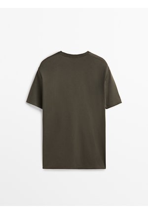 T-shirt vert foncé uni à manches courtes et col rond, présenté de dos sur fond blanc.