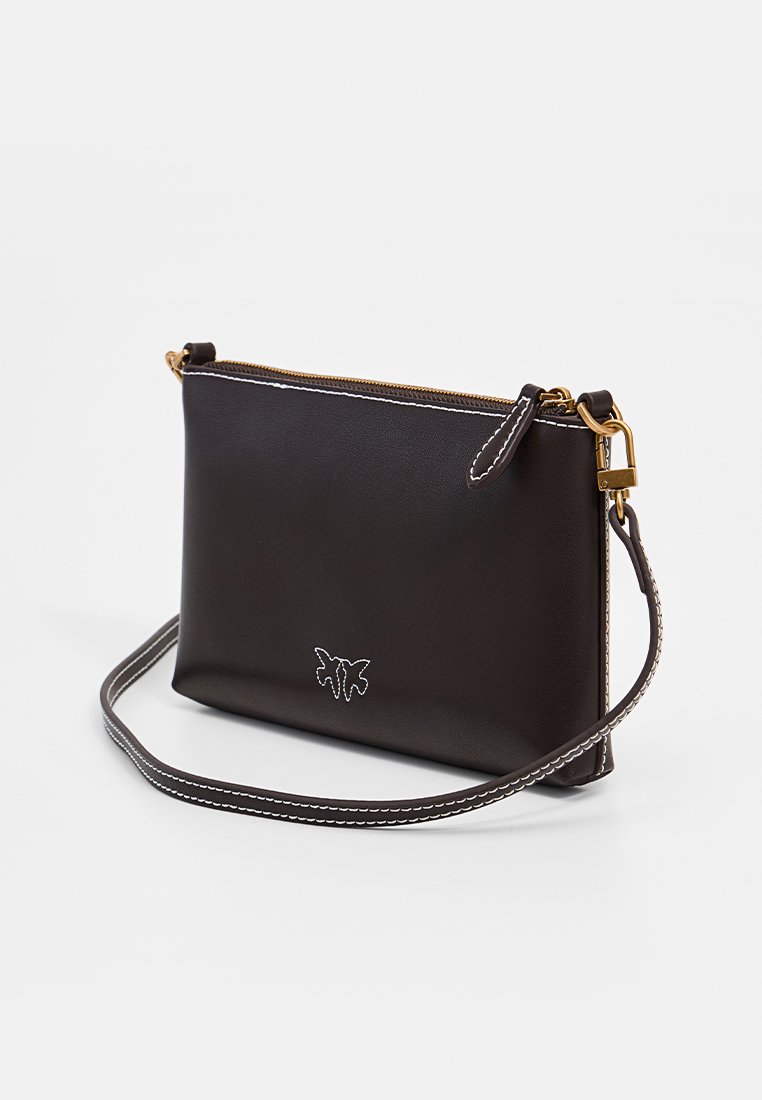 Borsa a tracolla nera in pelle con cuciture bianche, zip e accessori dorati, e logo a farfalla sul davanti.
