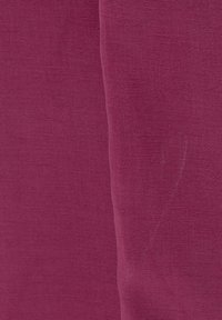 Textielstof in een rijke, donkere magenta kleur met een iets gestructureerd oppervlak. De stof lijkt soepel met subtiele schaduwvariaties.
