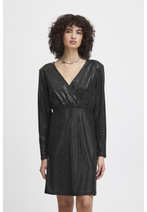 Schwarzes Pailletten-Wickelkleid mit langen Ärmeln und V-Ausschnitt, ausgestattet mit einer figurbetonten Taille und einem fließenden Rock, die strukturierte Oberfläche reflektiert das Licht.