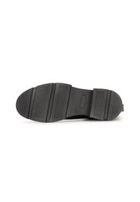 Suela de zapato negra con múltiples surcos texturizados, punta redondeada y tacón plano. Presenta un acabado suave y una composición de goma resistente.