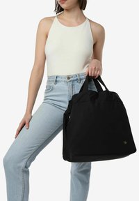 Borsa tote nera in tessuto con doppi manici superiori, forma rettangolare, texture liscia, con un accento del logo discreto sulla parte anteriore.