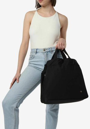 Borsa tote nera in tessuto con doppi manici superiori, forma rettangolare, texture liscia, con un accento del logo discreto sulla parte anteriore.