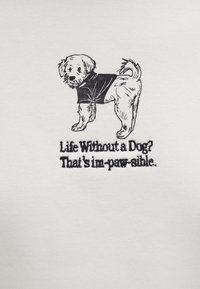 Baumwollstoff in Weiß mit schwarzer gestickter Illustration eines Hundes, der ein Hemd trägt, mit dem Text: "Leben ohne einen Hund? Das ist hund-möglich."