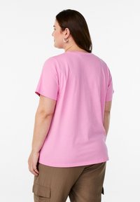 Zizzi MIT BRUSTTASCHE - Marškinėliai su spaudiniu - pink