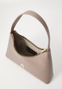 Borsa in pelle grigia chiara con forma curva, chiusura con zip e dettagli in metallo dorato. L'interno presenta una fodera beige con una tasca.