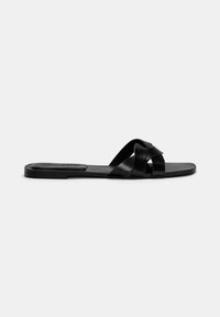 Schwarze flache Sandalen mit einem geflochtenen Kreuzdesign, aus weichem Leder gefertigt, mit einer minimalistischen Sohle und ohne sichtbare Beschläge oder Akzente.