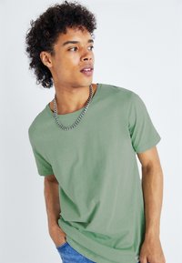 Lee SHAPED TEE - T-shirts - olive/light green