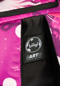 Zaino viola in tessuto con motivi astratti rosa, caratterizzato da un'etichetta nera con la scritta "baagl EARTH LIMITED EDITION." Texture liscia e dettagli di cucitura.