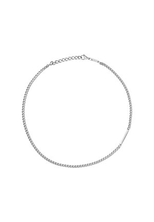 Collana a catena d'argento con maglie di dimensioni alternate, piccole e grandi, caratterizzata da un elemento rettangolare liscio e una chiusura sicura per fissarla.