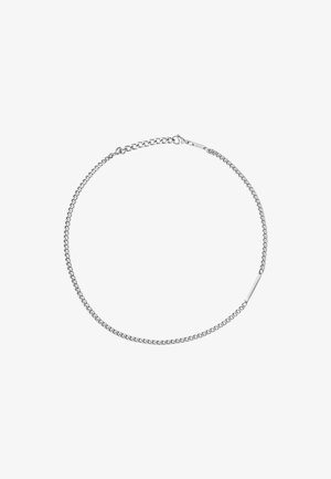 Collana a catena d'argento con maglie di dimensioni alternate, piccole e grandi, caratterizzata da un elemento rettangolare liscio e una chiusura sicura per fissarla.