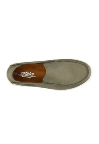 Grauer Slipper mit einem glatten Wildleder-Obermaterial, elastischen Seitenpaneelen und einer weißen Gummisohle. Braune Innensohle mit sichtbarem Branding.