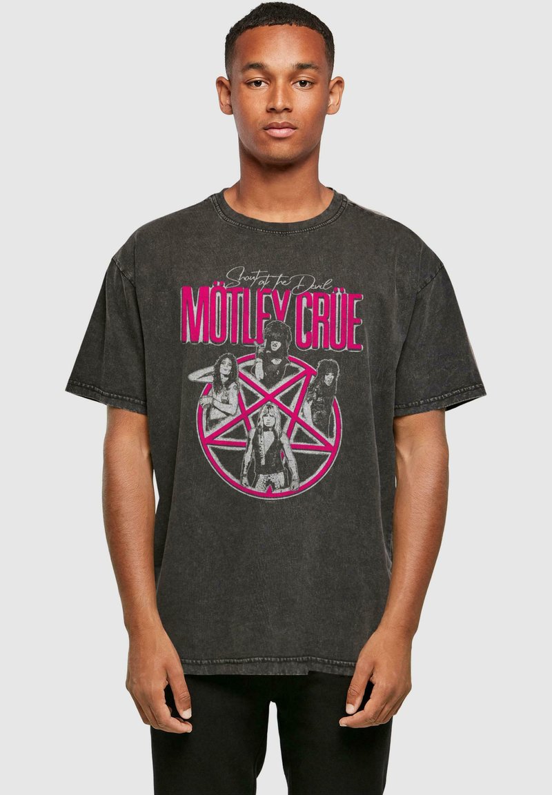 Juodas didelis t-shirt, pagamintas iš medvilnės, su išblukusiu grupės Mötley Crüe grafiniu spaudiniu ir rožiniu pentagramu.