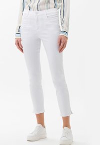 Vita denimjeans med slim fit, som har en midje i mellanläge, subtil stretch och glipor i kanten för extra detaljer.