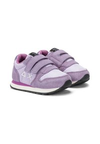 Sneakers viola con chiusure a strappo, materiali in suede e mesh, dettagli bianchi, suola in gomma nera, punta arrotondata e discreto dettaglio logo.