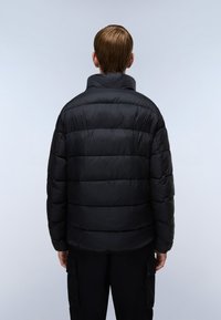 Geacă puffer neagră cu guler înalt, având secțiuni quilted orizontale și o textură netedă și lucioasă. Vedere din spate.