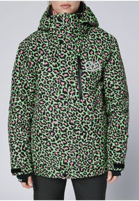 Gepolsterte Snowboardjacke mit einem Leopardenmuster in Grün, Schwarz und Pink, ausgestattet mit einer Reißverschlusstasche und einem Logodetail auf der Brust.