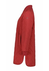 Rode, gewatteerde lange jas met een hoge kraag, zijzakken, elastische manchetten en een soepele textuur. Bevat een klein logo-accent nabij de schouder.