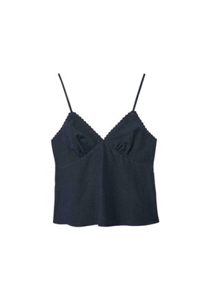 Schwarzes, kurzes Camisole-Top mit dünnen Trägern und wellenförmigen Kanten am Ausschnitt vor einfachem weißen Hintergrund.