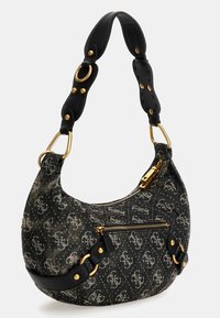 Mustikanvärinen farkkukäsilaukku, jossa on kullanväriset yksityiskohdat, kaareva muoto, koristeellinen kuvio ja säädettävä hihna, joka yhdistää nahka- ja kangasmateriaaleja.