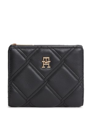 Czarny pikowany skórzany portfel z złotym metalowym logo Tommy Hilfiger i zamkiem błyskawicznym wzdłuż górnej krawędzi.