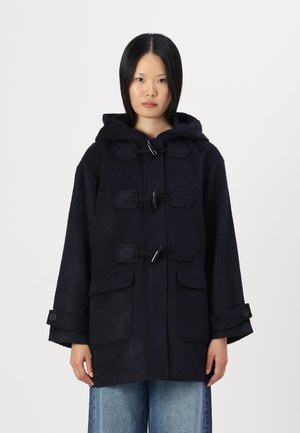 Manteau duffle bleu marine foncé avec une capuche, présentant des fermetures à bascule, deux poches avant et des poignets boutonnés. Tissu doux et texturé.