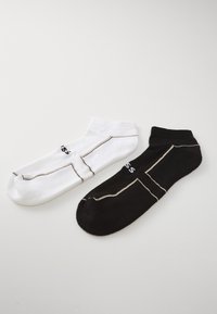 Crew-Länge Socken in Weiß und Schwarz, aus Baumwolle; mit kontrastierenden Nähten und einem Logo auf beiden Paaren.