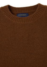 Maglione in maglia marrone con scollo a giro e polsini a costine. Realizzato in tessuto morbido e strutturato. L'etichetta riporta "PIOMBO" su sfondo blu.