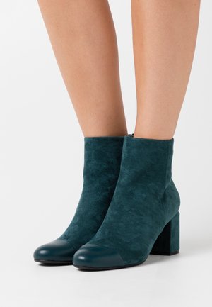 Lawaje groene suède enkellaarsjes met blokhak, voorzien van een ronde neus en een glad leren neuskap. Zachte textuur met een aansluitende, slanke vorm.