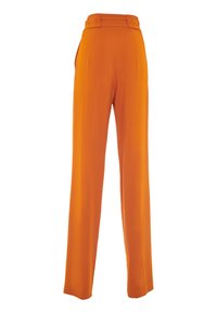 Pantalons orange taille haute à jambes larges avec une texture lisse et des poches latérales. Présente une taille ajustée et des plis pour la structure.