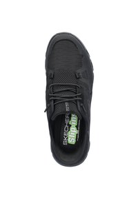 Bottillon Skechers noir à enfiler avec tige en mesh, bout arrondi, lacets élastiques, semelle intérieure rembourrée et semelle extérieure texturée.