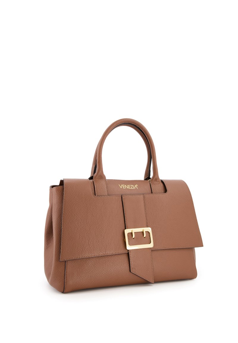 Sac à main en cuir marron au design structuré, avec une boucle dorée en accent et des poignées supérieures. Surface texturée avec une finition lisse.