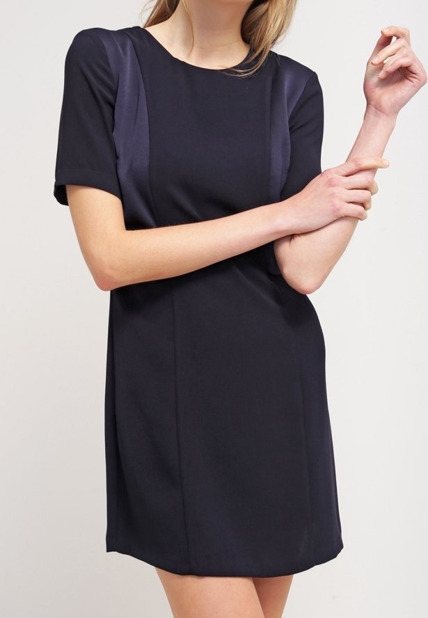 Abito navy con maniche corte, scollatura tonda e dettagli in satin sulle spalle. Taglio dritto, lunghezza al ginocchio, tessuto liscio.