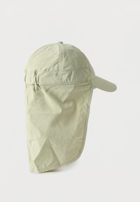 Ανοιχτό πράσινο καπέλο με γείσο και επεκτεινόμενο λοφίο στον αυχένα, κατασκευασμένο από ελαφρύ ύφασμα, με απαλή υφή και ραμμένες λεπτομέρειες.