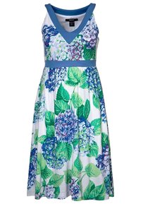 Kwiatowa letnia sukienka z dekoltem w kształcie V, niebieskimi akcentami i dopasowaną talią. Posiada białe tło z dużymi printami hortensji w odcieniach niebieskiego i zielonego.