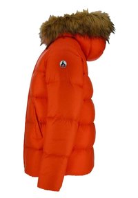 Oranje pufferjack met een bontomzoomde capuchon, voorzien van een gestikt ontwerp, zijzakken en een logo-patch op de linker mouw.