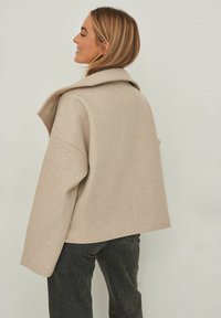 NA-KD Īss mētelis - light beige