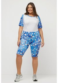 Conjunto de ropa deportiva de dos piezas que incluye una parte superior blanca con mangas de diseño azul y pantalones cortos también con diseño azul, diseñado para comodidad y movilidad.
