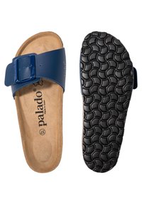 Mörkblåa slidesandaler med en bred rem och rektangulär spänne, med en beige vadderad sula och en texturerad svart gummisula.
